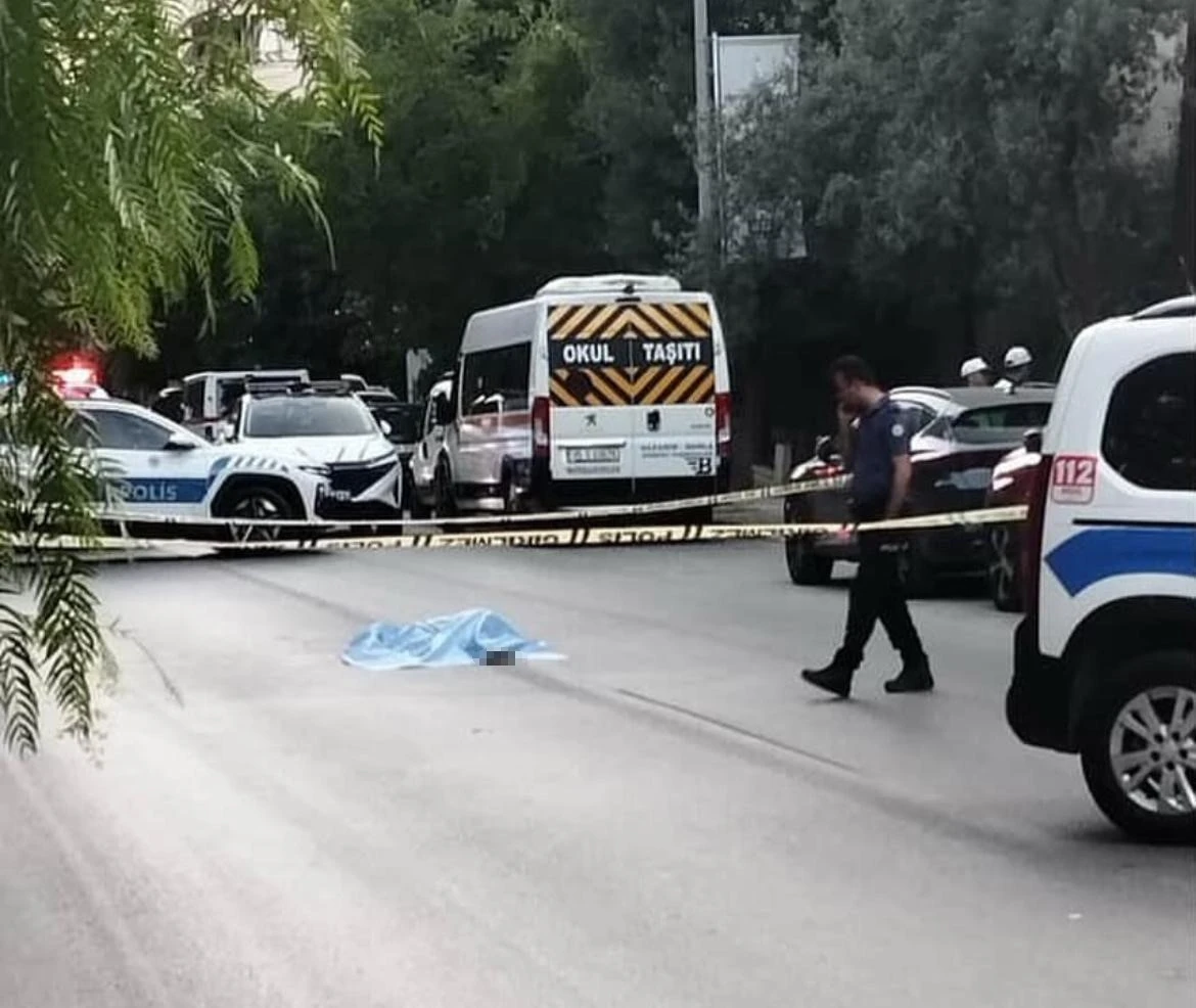 İzmir’de korkunç olay: Yola yatan kadının üzerinden 2 araba geçti
