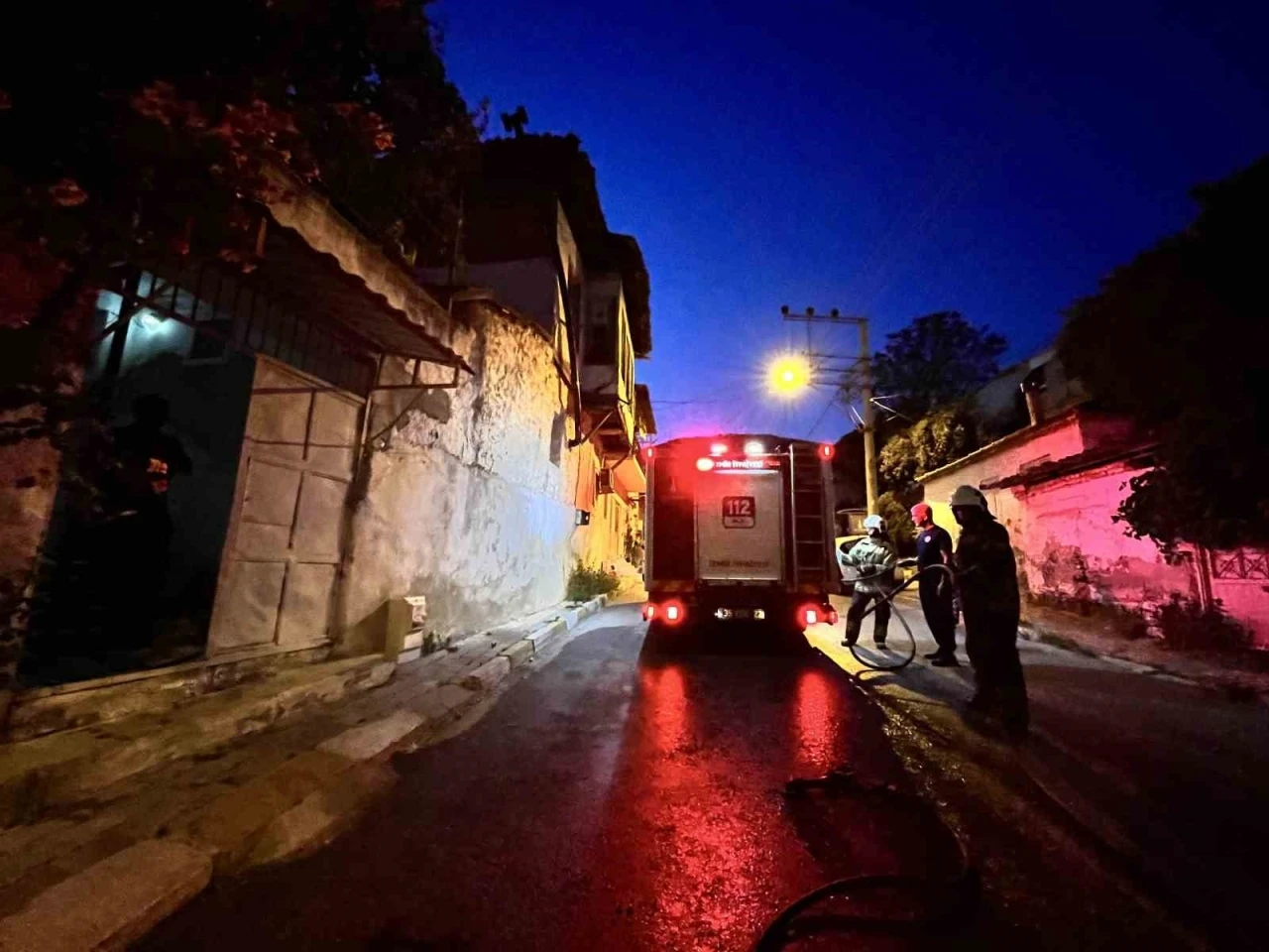 İzmir&rsquo;de korkutan yangın: Odun ateşinden sı&ccedil;rayan kıvılcımlar evi yakıyordu
