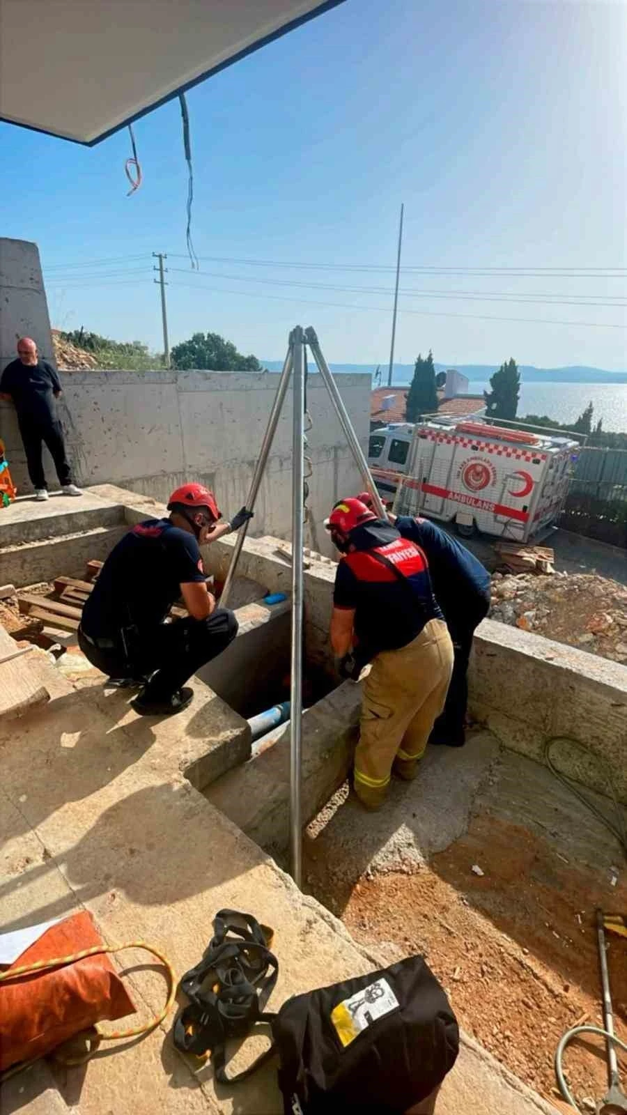 İzmir’de kuyuya düşen yaşlı kadın kurtarıldı
