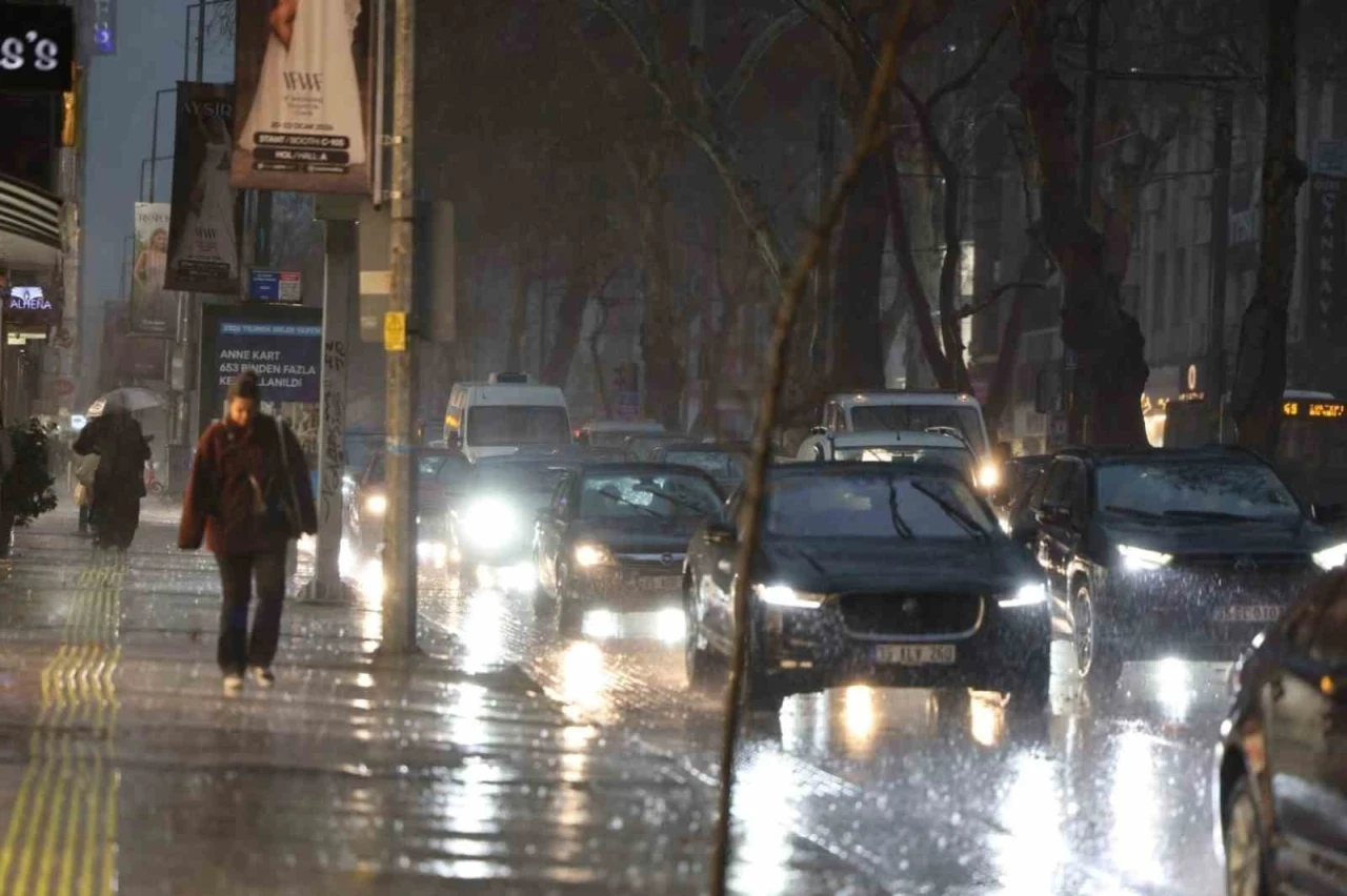 İzmir&rsquo;de metrekareye 47.5 kilogram yağış d&uuml;şt&uuml;
