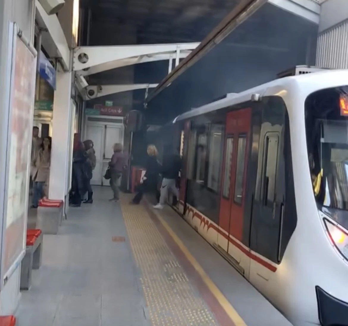 İzmir’de metro vagonu raydan çıktı
