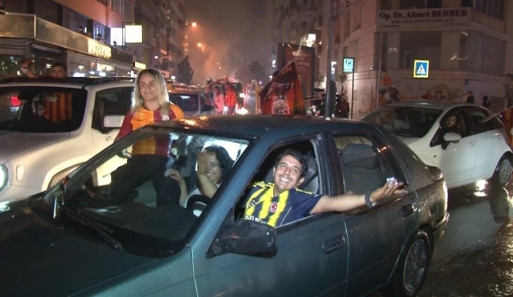 İzmir’de örnek görüntü: Galatasaraylı eşini, Fenerbahçe formasıyla kutlamalara götürdü
