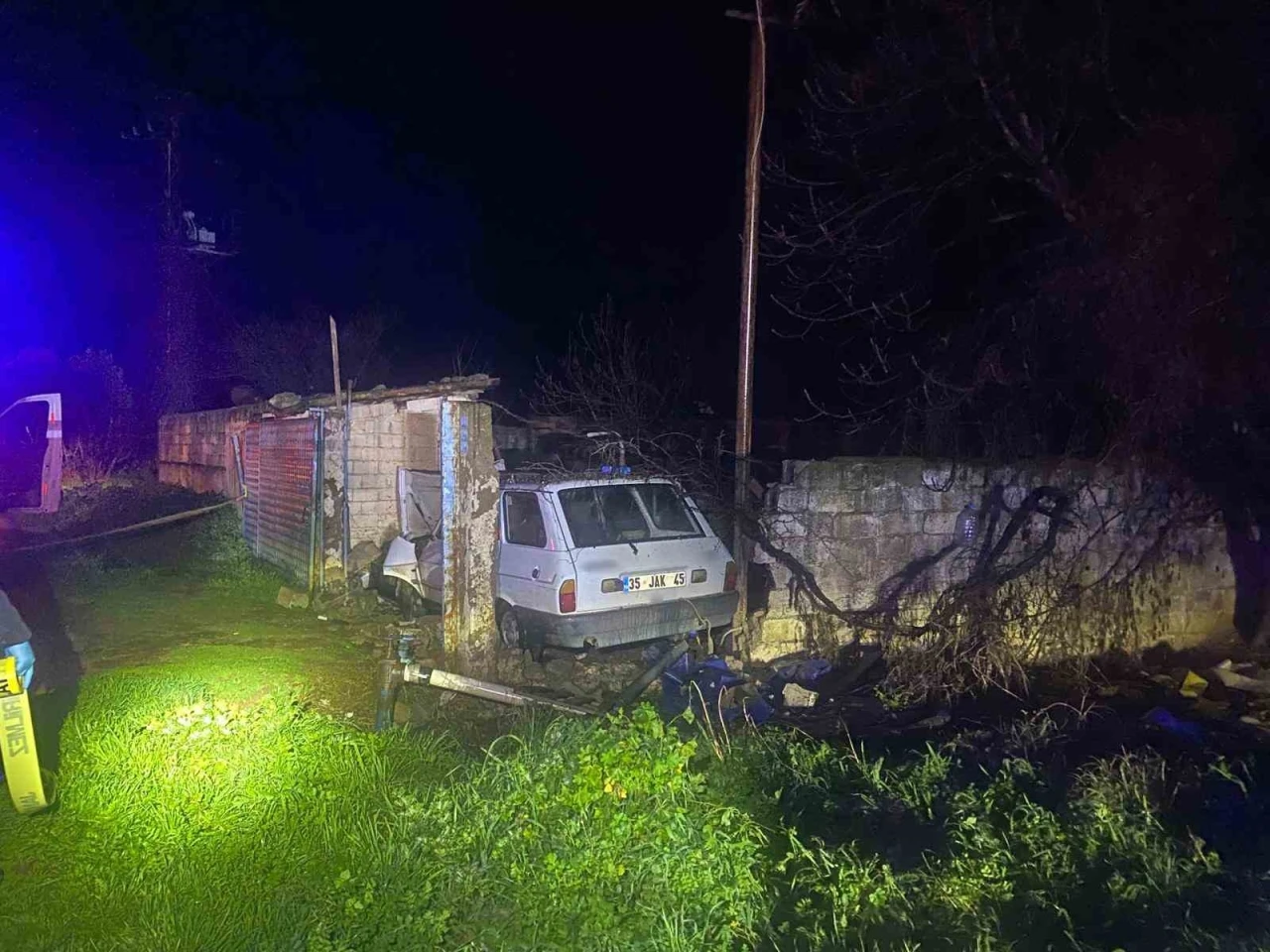 İzmir&rsquo;de otomobil bah&ccedil;e duvarına &ccedil;arptı: 1 &ouml;l&uuml;
