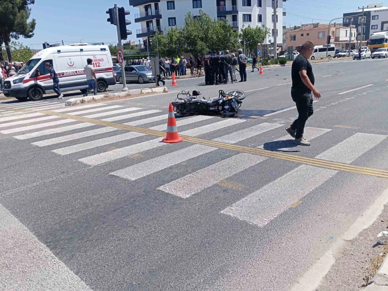İzmir’de otomobil ile motosiklet çarpıştı: 1 ölü, 2 yaralı
