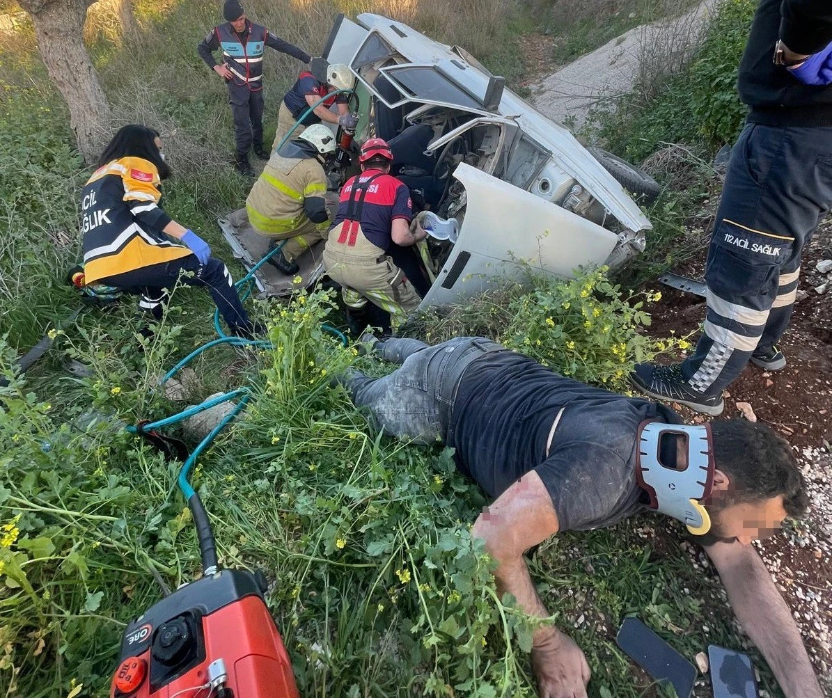 İzmir’de otomobil şarampole devrildi: 2 yaralı