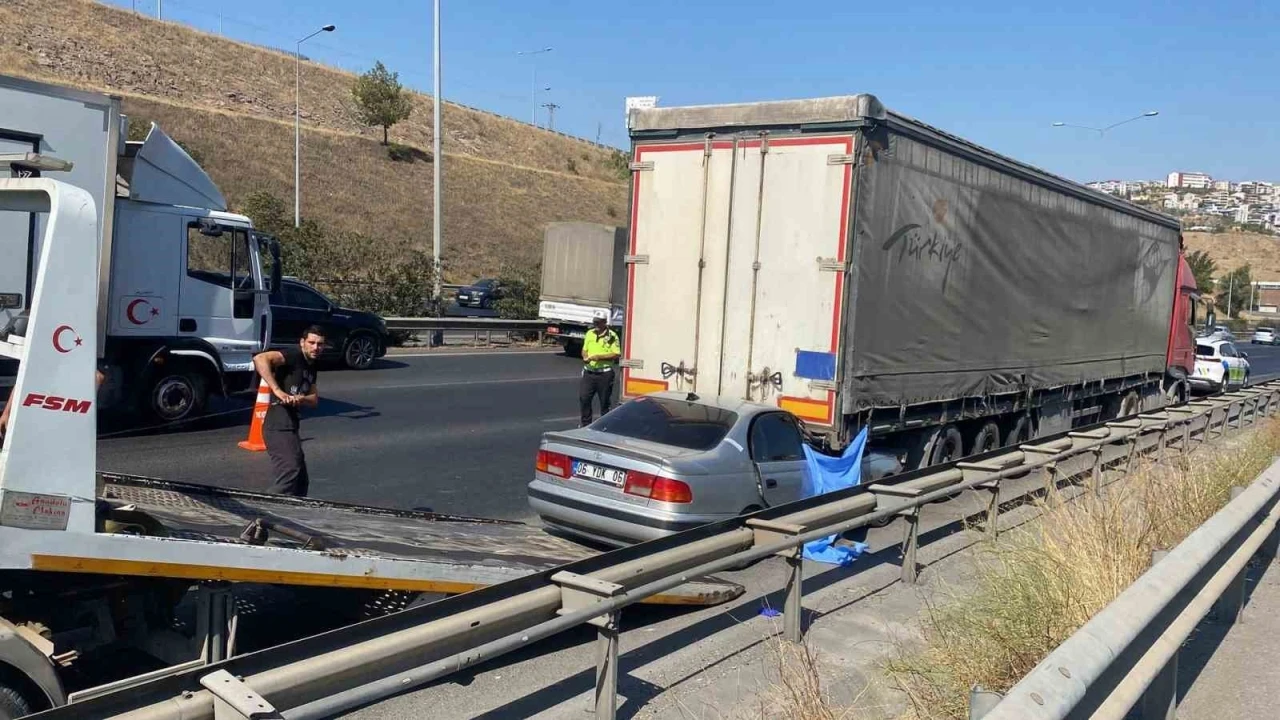 İzmir’de otomobil tıra çarptı: 1 ölü, 1 ağır yaralı
