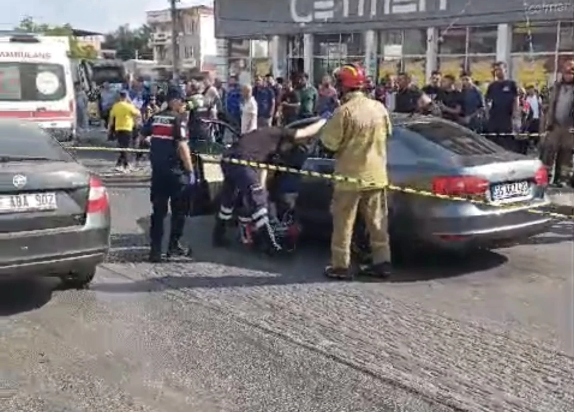 İzmir’de otomobile silahlı saldırı: Aynı aileden 3 kişi öldü
