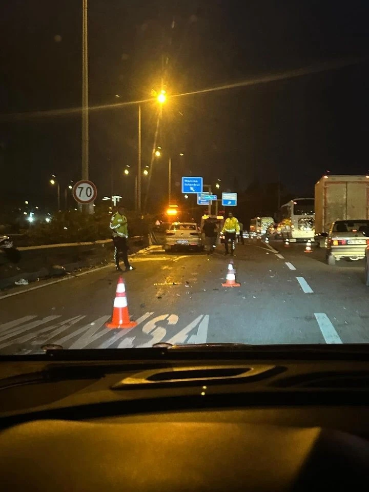 İzmir’de otomobille çarpışan motosikletteki 3 kişi öldü
