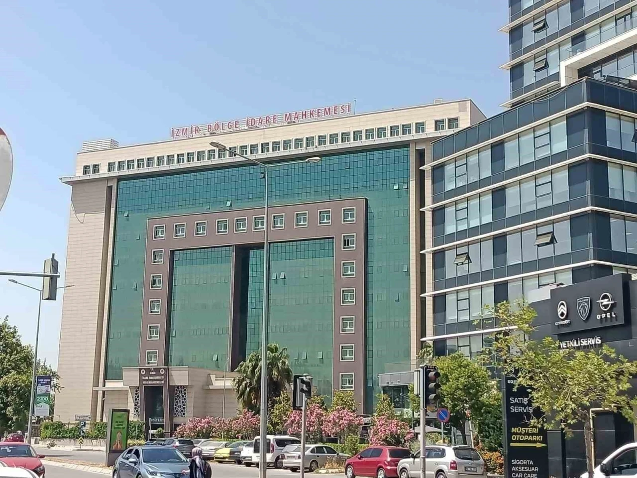 İzmir’de rüşvet operasyonu: İcra müdür yardımcısı ve katip tutuklandı
