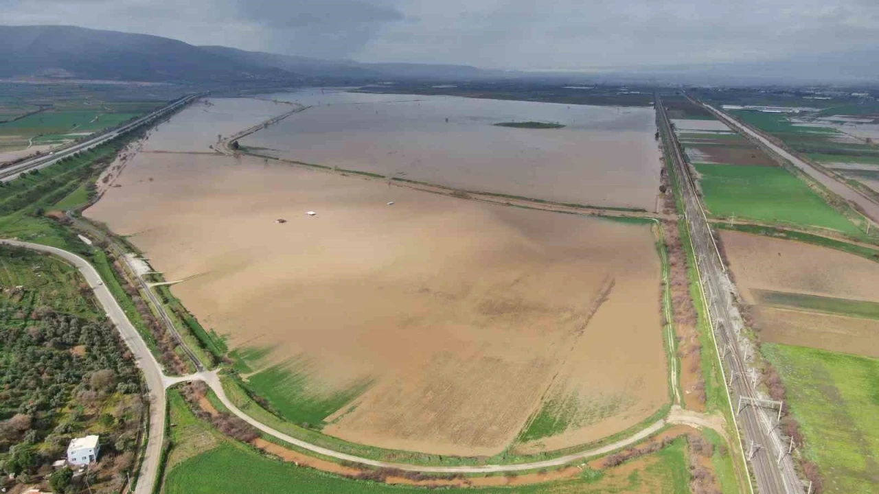 İzmir&rsquo;de sağanak ovayı g&ouml;le &ccedil;evirdi

