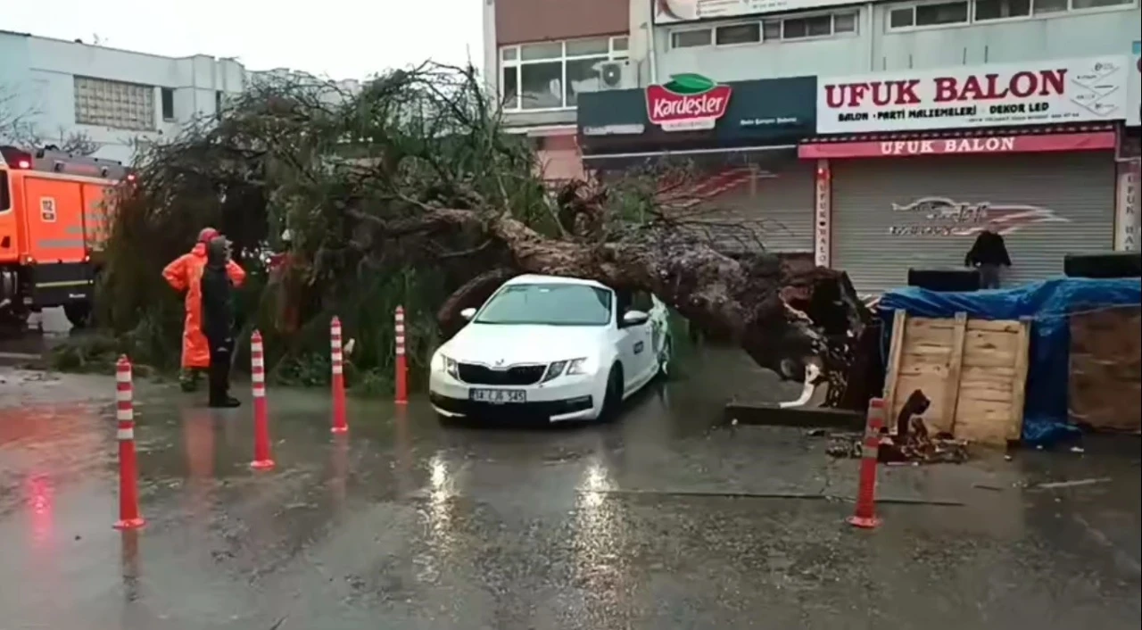 İzmir&rsquo;de sağanak ve fırtına hayatı fel&ccedil; etti
