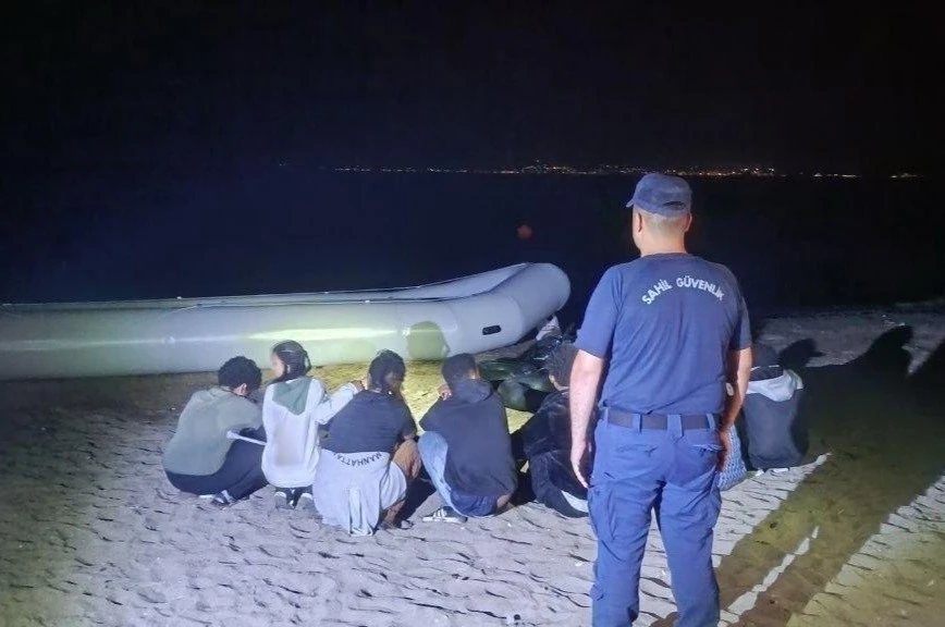 İzmir&rsquo;de Sahil G&uuml;venlikten &ccedil;ifte operasyon: 31 g&ouml;&ccedil;men yakalandı
