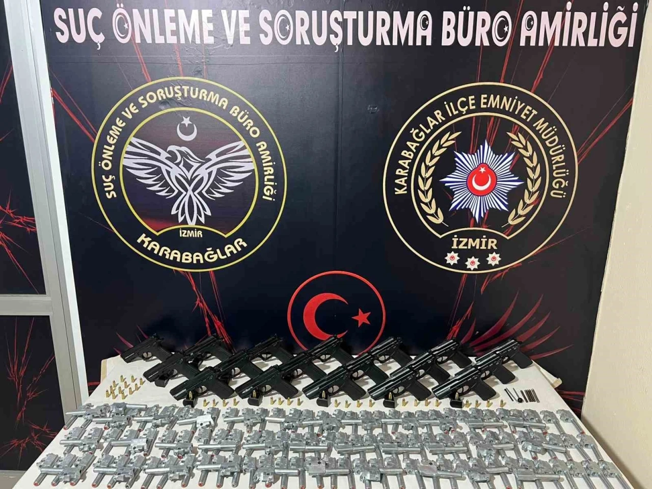 İzmir’de silah ticareti operasyonu: Gizli bölmelerde ele geçirildi
