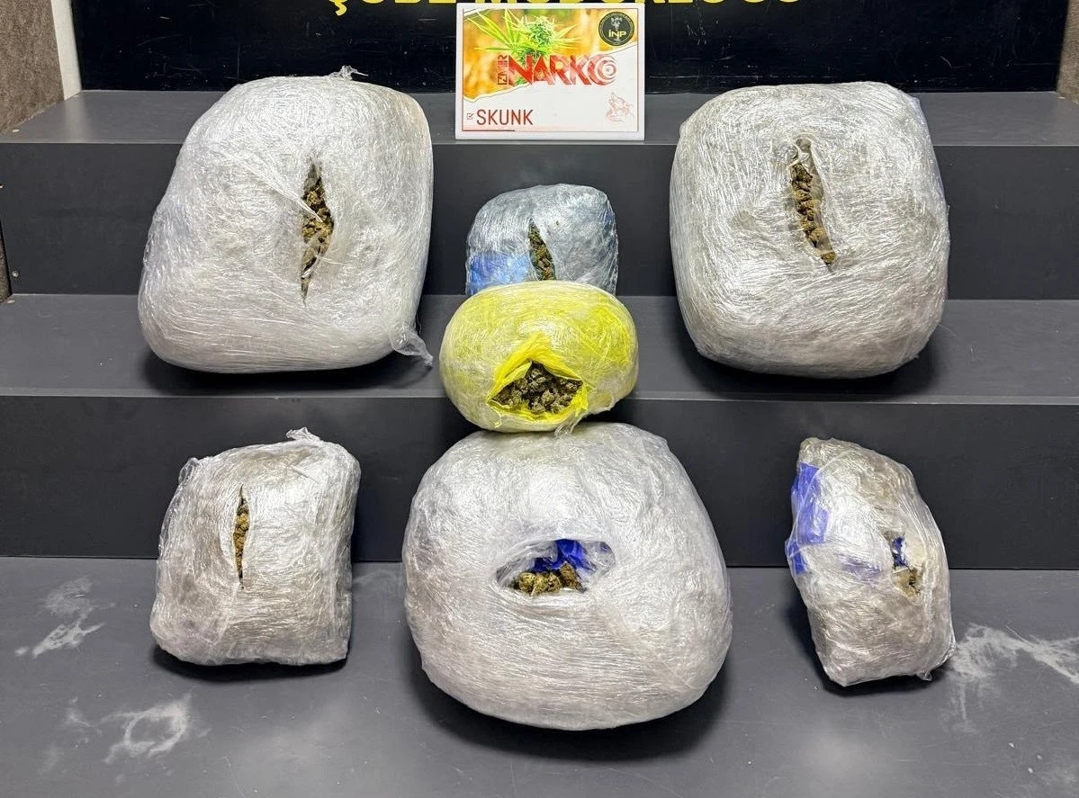 İzmir&rsquo;de ş&uuml;pheli ara&ccedil;tan 15 kilo zehir &ccedil;ıktı

