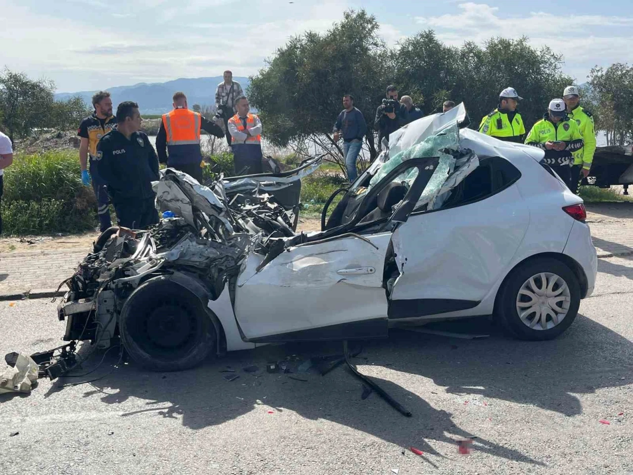 İzmir’de tırın altına giren otomobil hurdaya döndü: 1 ölü
