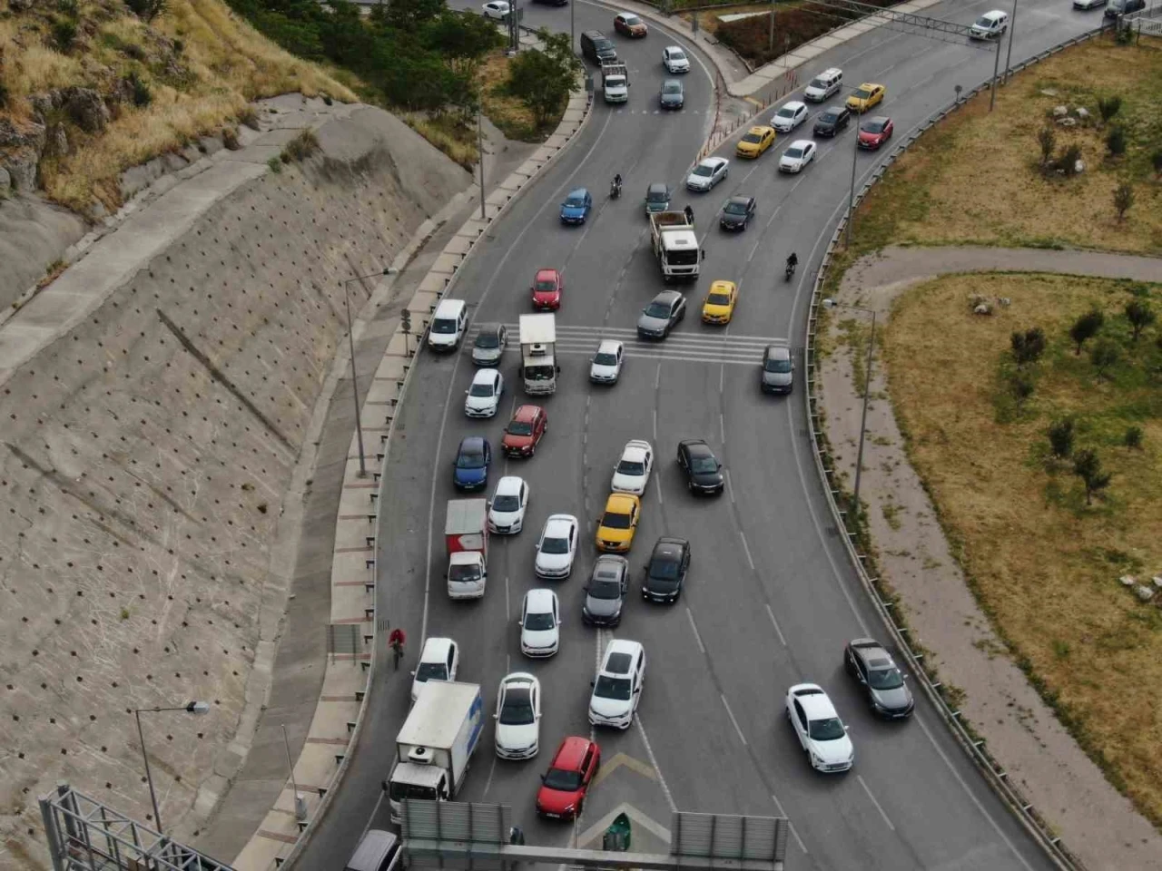 İzmir’de trafiğe kayıtlı araç sayısı 2 milyon 20 bin 832 oldu
