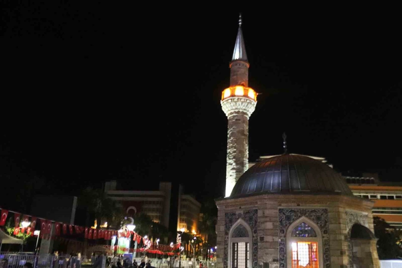 İzmir&rsquo;de t&uuml;m camilerden aynı anda sela sesi y&uuml;kseldi
