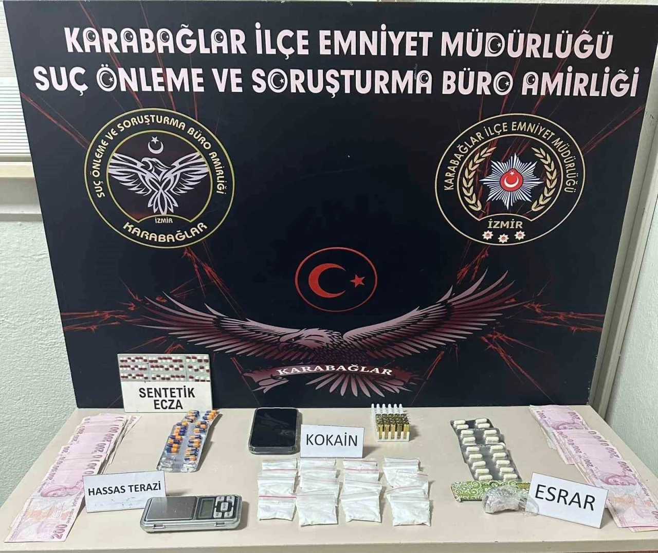 İzmir&rsquo;de uyuşturucu satan sevgililer yakalandı
