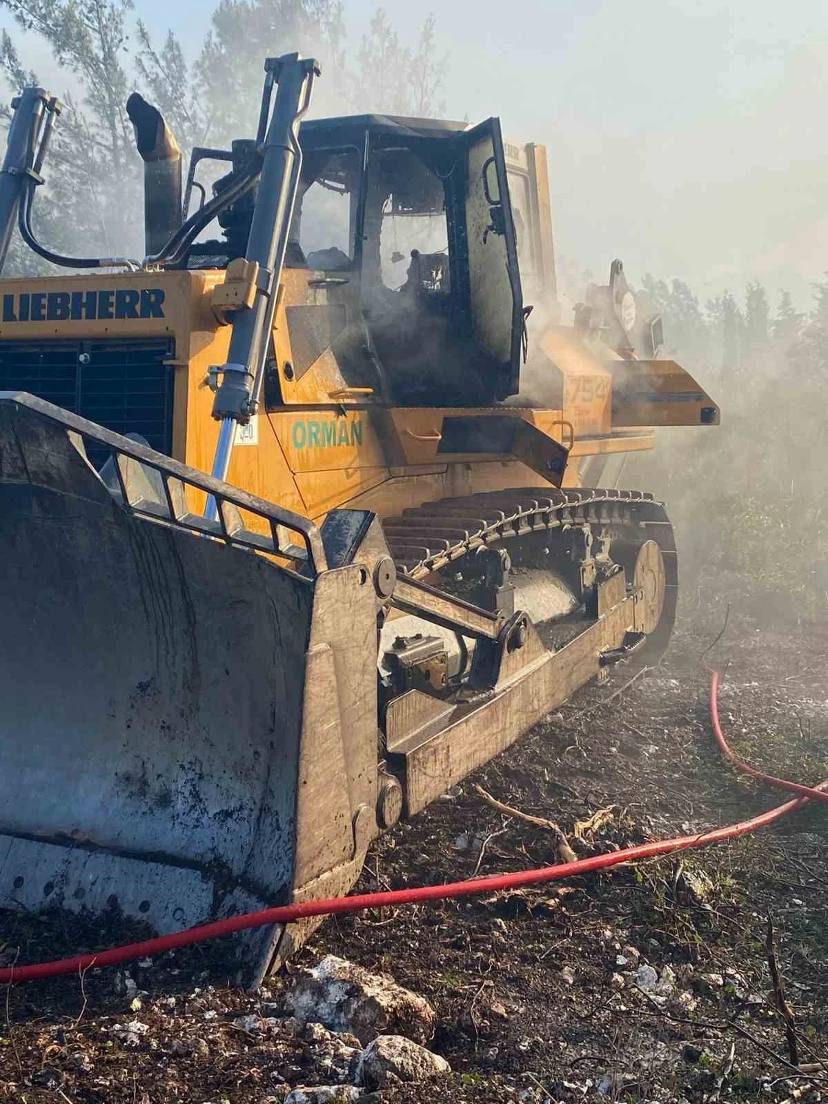 İzmir’de yangına müdahale eden dozer yandı

