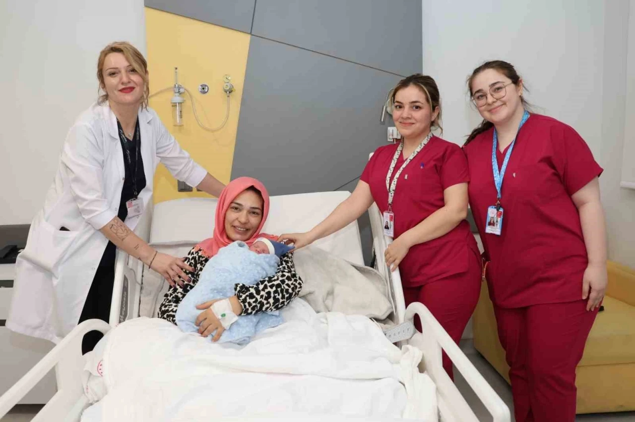 İzmir’de yeni yılın ilk bebeği Mahir Deniz oldu
