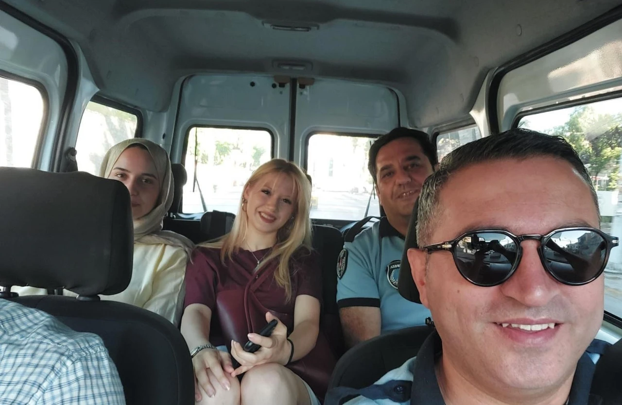 İzmir&rsquo;de zabıta ekipleri sınava ge&ccedil; kalan adaylar i&ccedil;in seferber oldu
