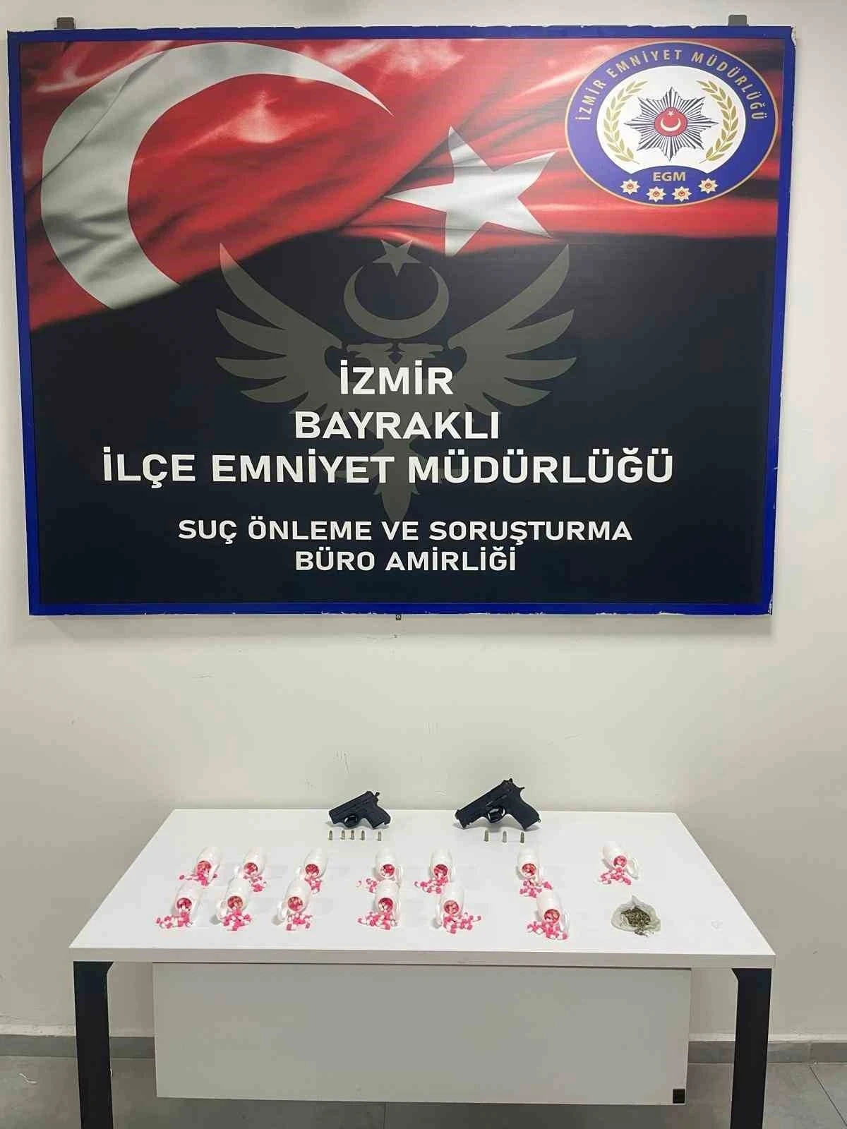 İzmir’de zehir taciri 3 şüpheli yakalandı

