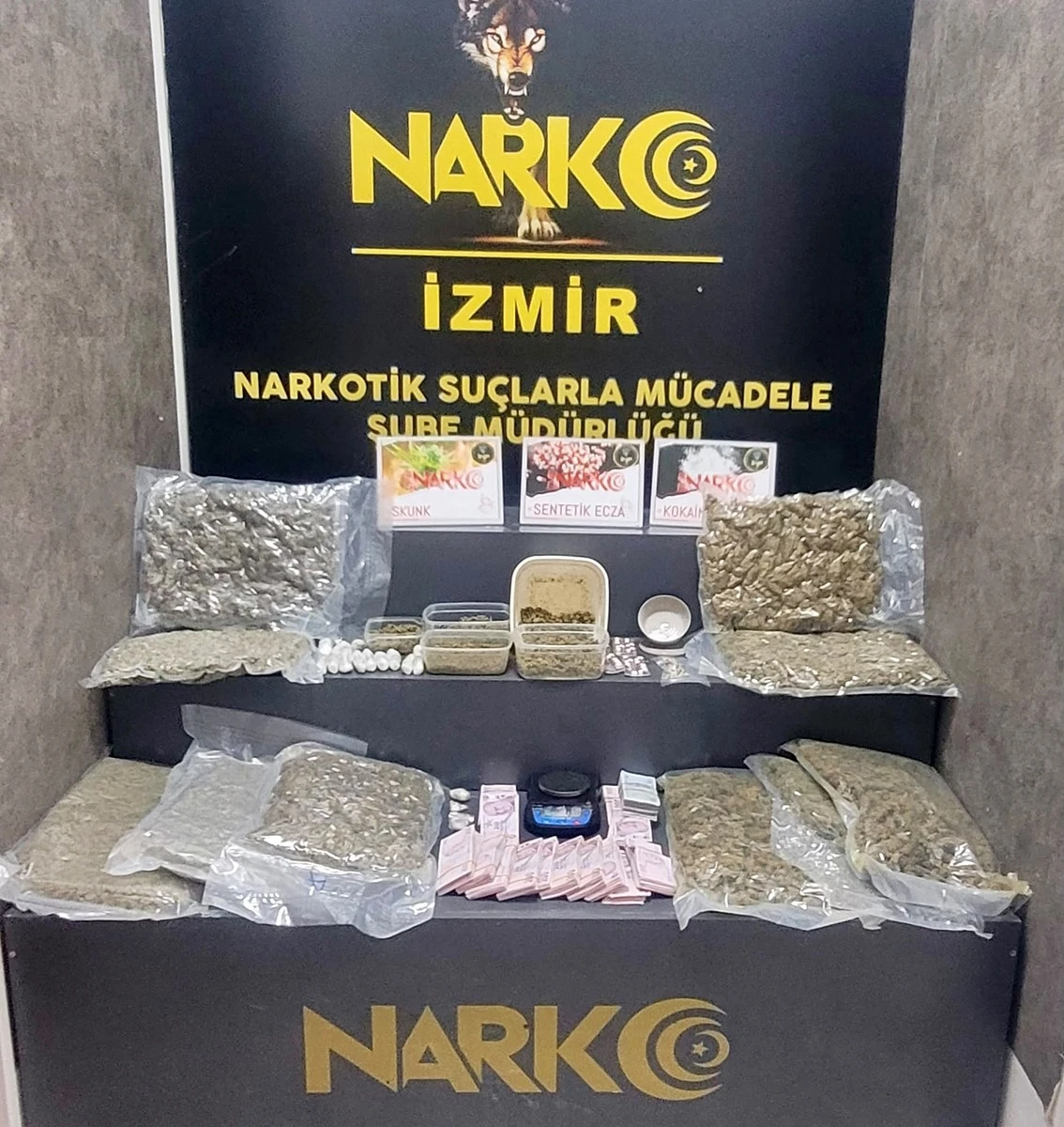 İzmir&rsquo;de zehir tacirlerine baskın: 11,5 kilo uyuşturucu ele ge&ccedil;irildi
