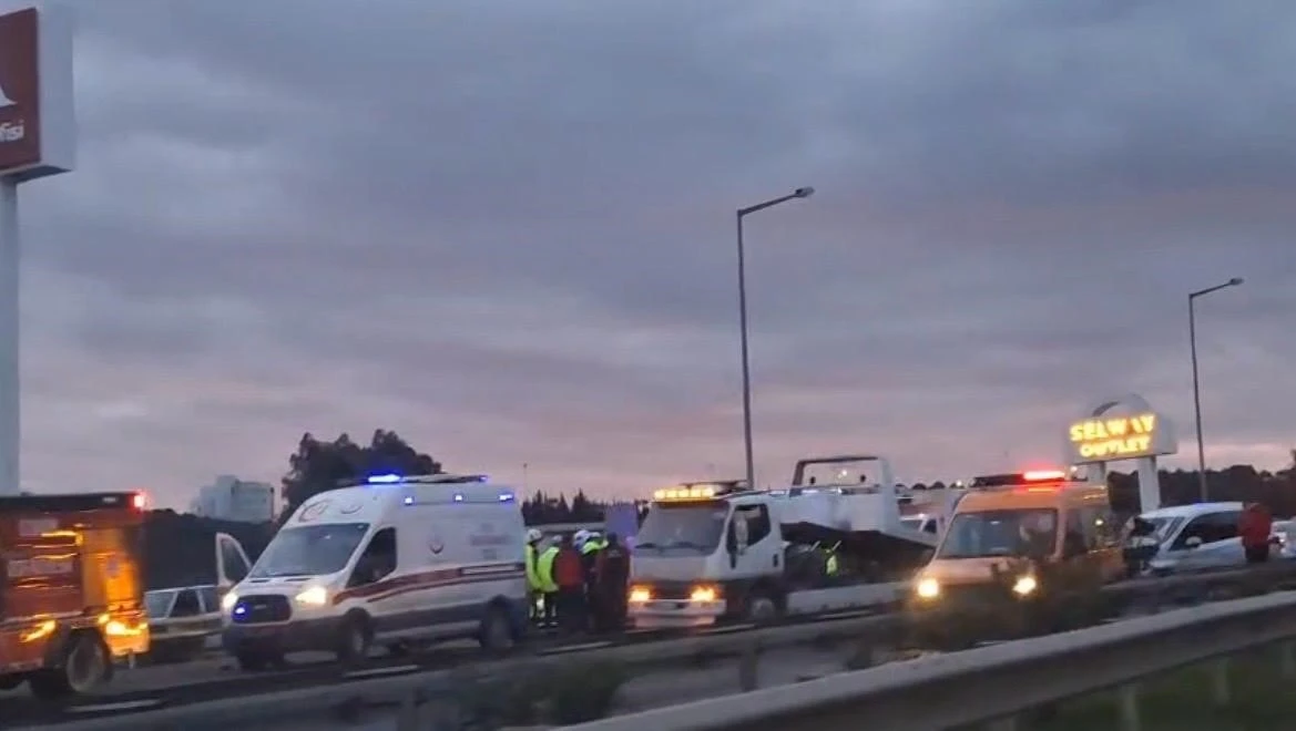 İzmir&rsquo;de zincirleme trafik kazası: 7 yaralı
