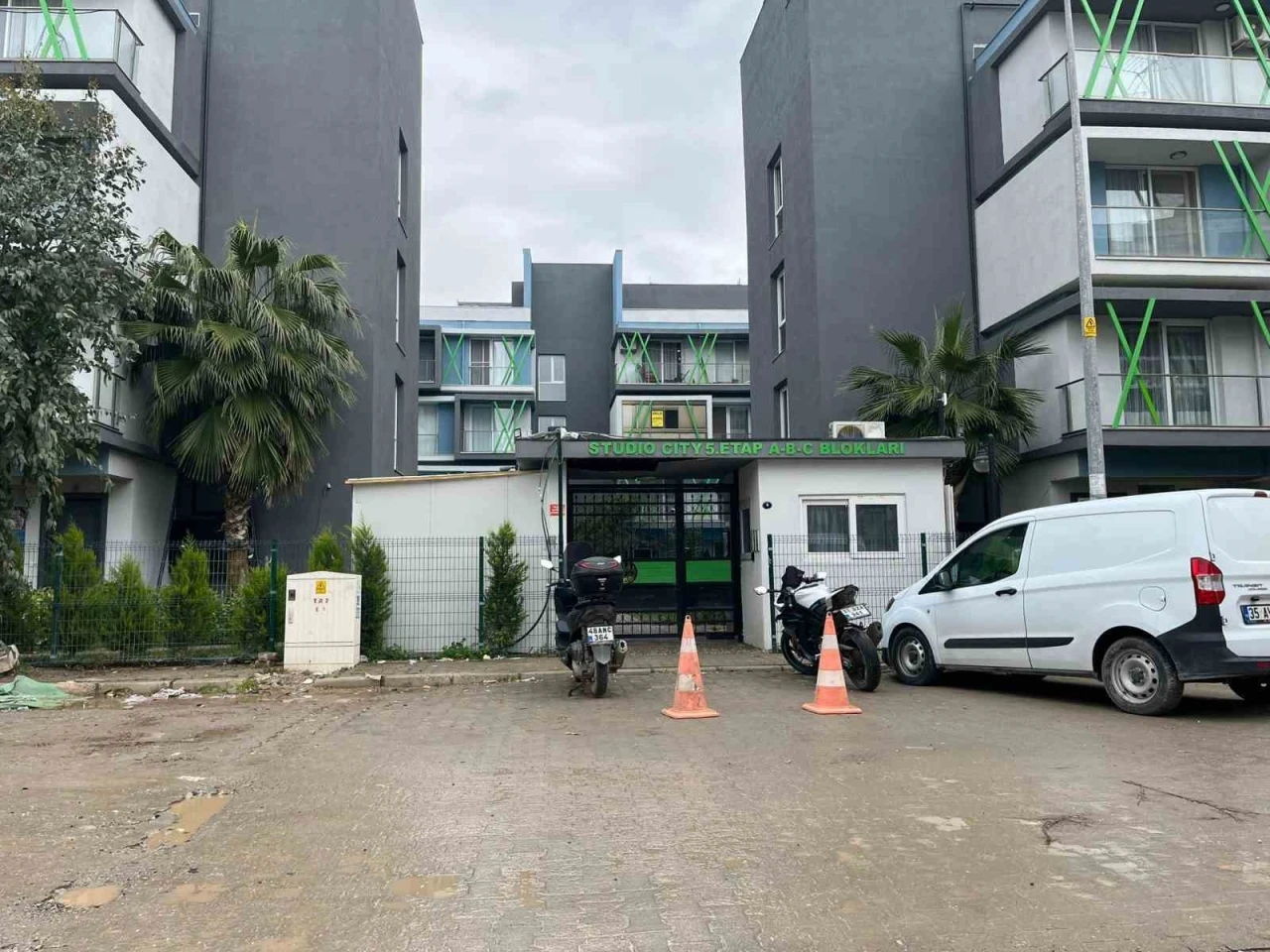 İzmir&rsquo;deki korkun&ccedil; cinayetin g&ouml;rg&uuml; tanığı konuştu: "Silah sesine koştuk, kanlar i&ccedil;inde bulduk"
