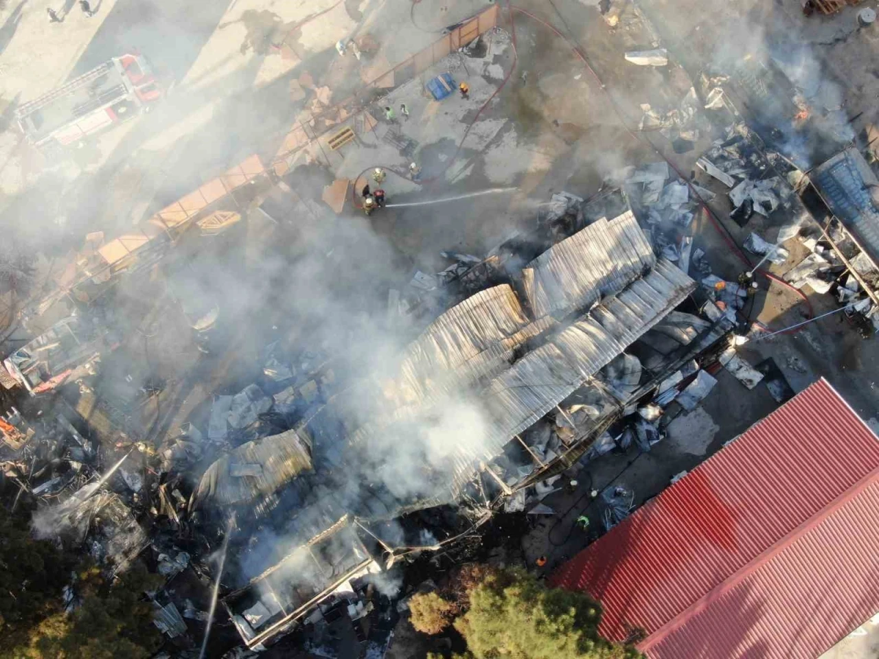 İzmir’deki yangında 5 konteyner ve 2 araç kül oldu
