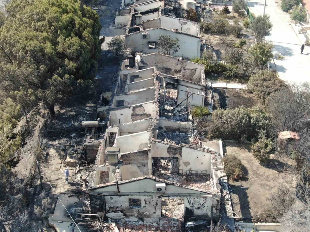 İzmir’deki yangında 85 yazlık ev küle döndü
