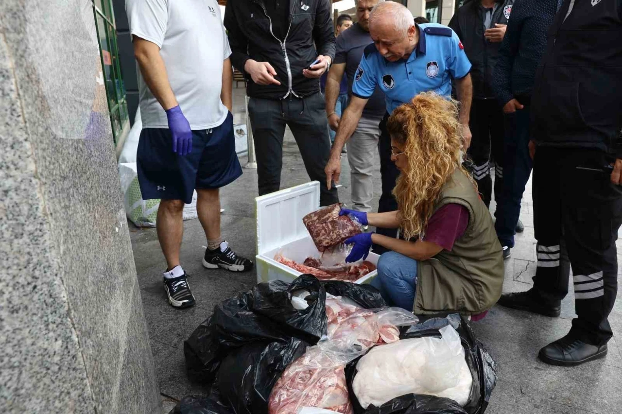 İzmir’den Antalya’ya yolcu otobüsüyle çöp poşetinde 300 kilo et gönderdiler
