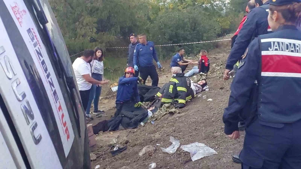 İzmir’den Buldana ziyarete gelen tur otobüsü dönüş yolunda şarampole yuvarlandı, çok sayıda yaralı olduğu öğrenildi
