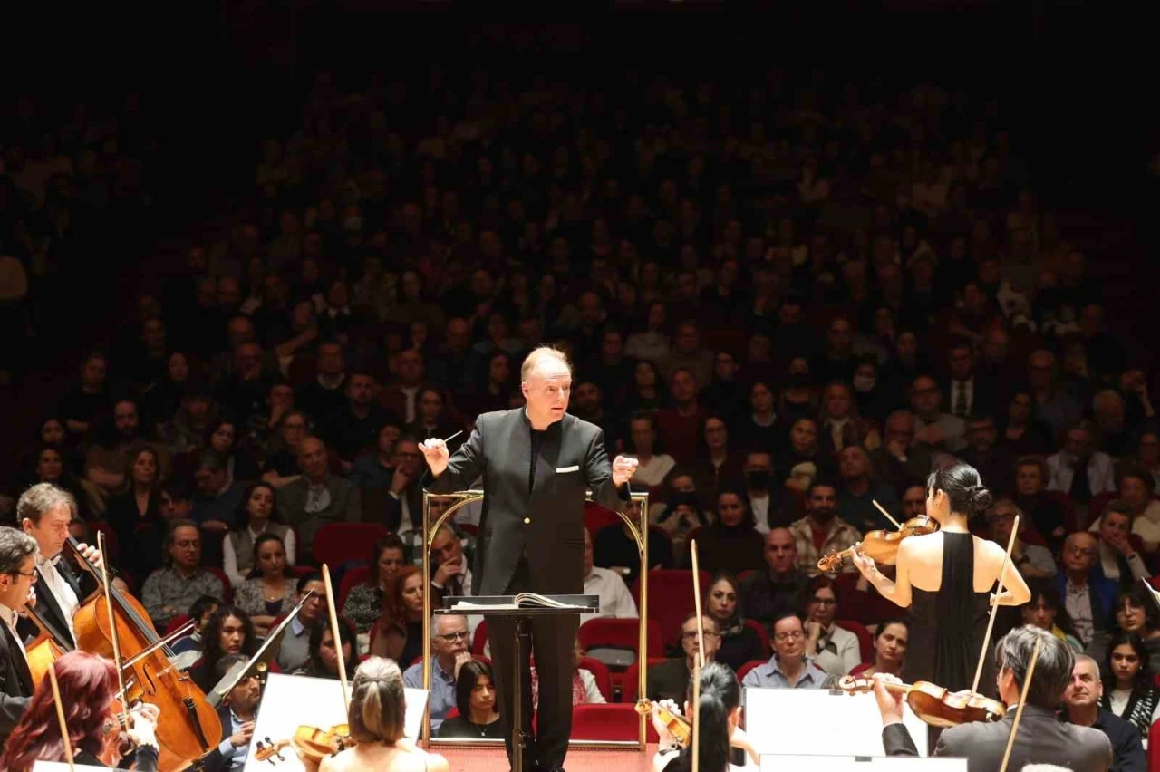 İzmir Devlet Senfoni Orkestrası iki b&uuml;y&uuml;k yeteneği buluşturdu
