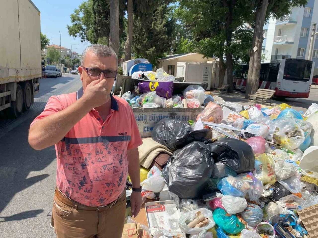 İzmir’in çöple dolu sokakları Hindistan’ı andırıyor
