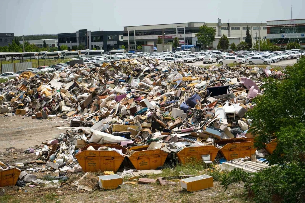 İzmir’in göbeğinde çöp alanından ürküten görüntü
