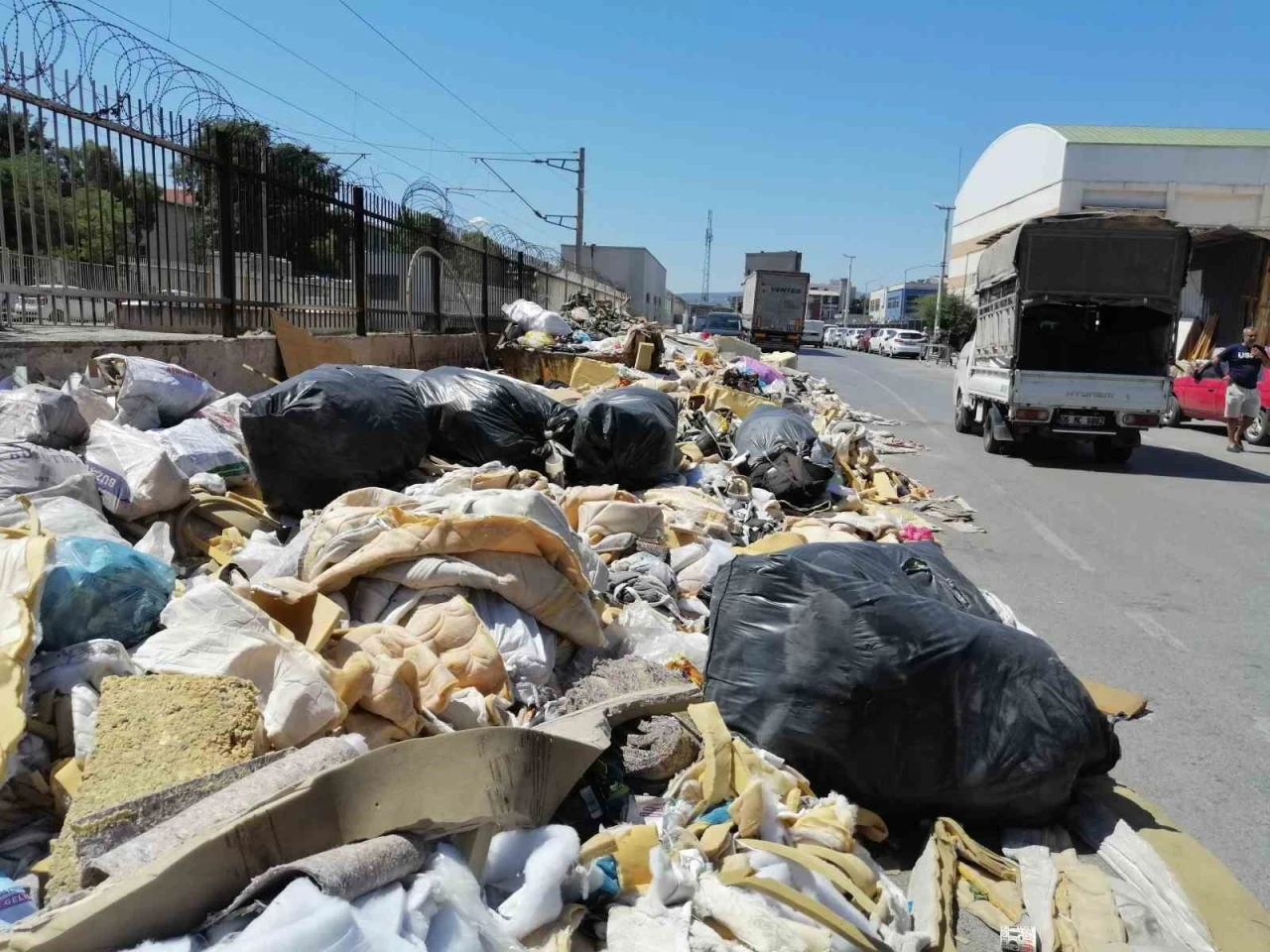 İzmir’in göbeğinde çöp dağları, yangına davetiye çıkarıyor
