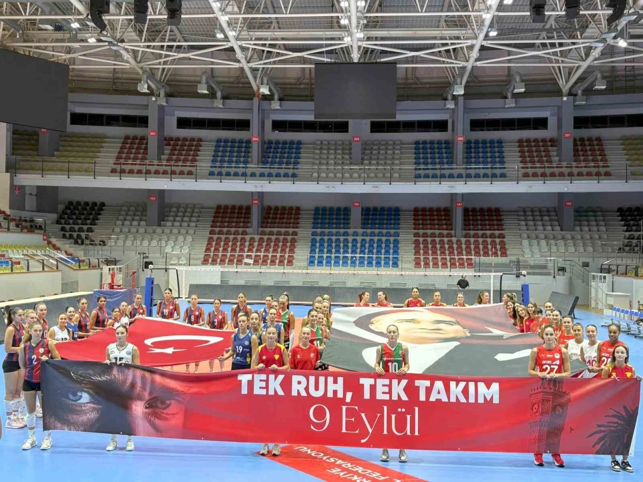İzmir’in kadın voleybol takımları, 9 Eylül’de birlik mesajı verdi
