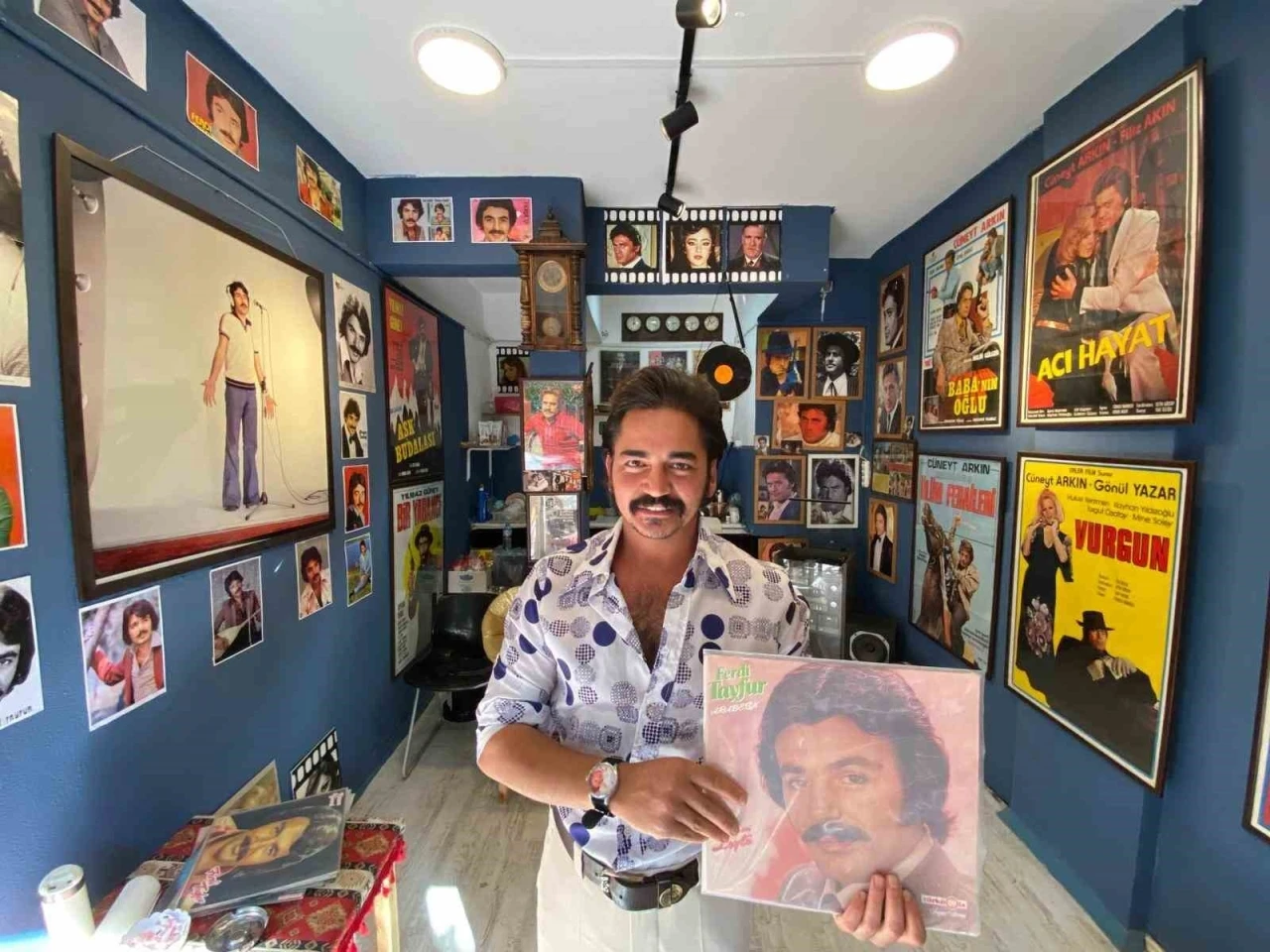 İzmir’in nostaljik sokağında Ferdi Tayfur esintisi
