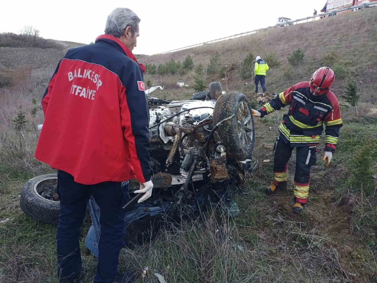 İzmir-İstanbul Otoyolu&rsquo;nda feci kaza: Otomobil şarampole yuvarlandı
