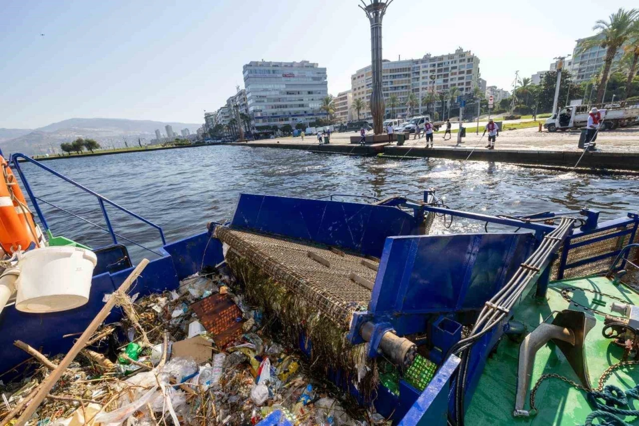 İzmir K&ouml;rfezi&rsquo;nden 1,2 milyon ton dip &ccedil;amuru, binlerce ton atık temizlendi

