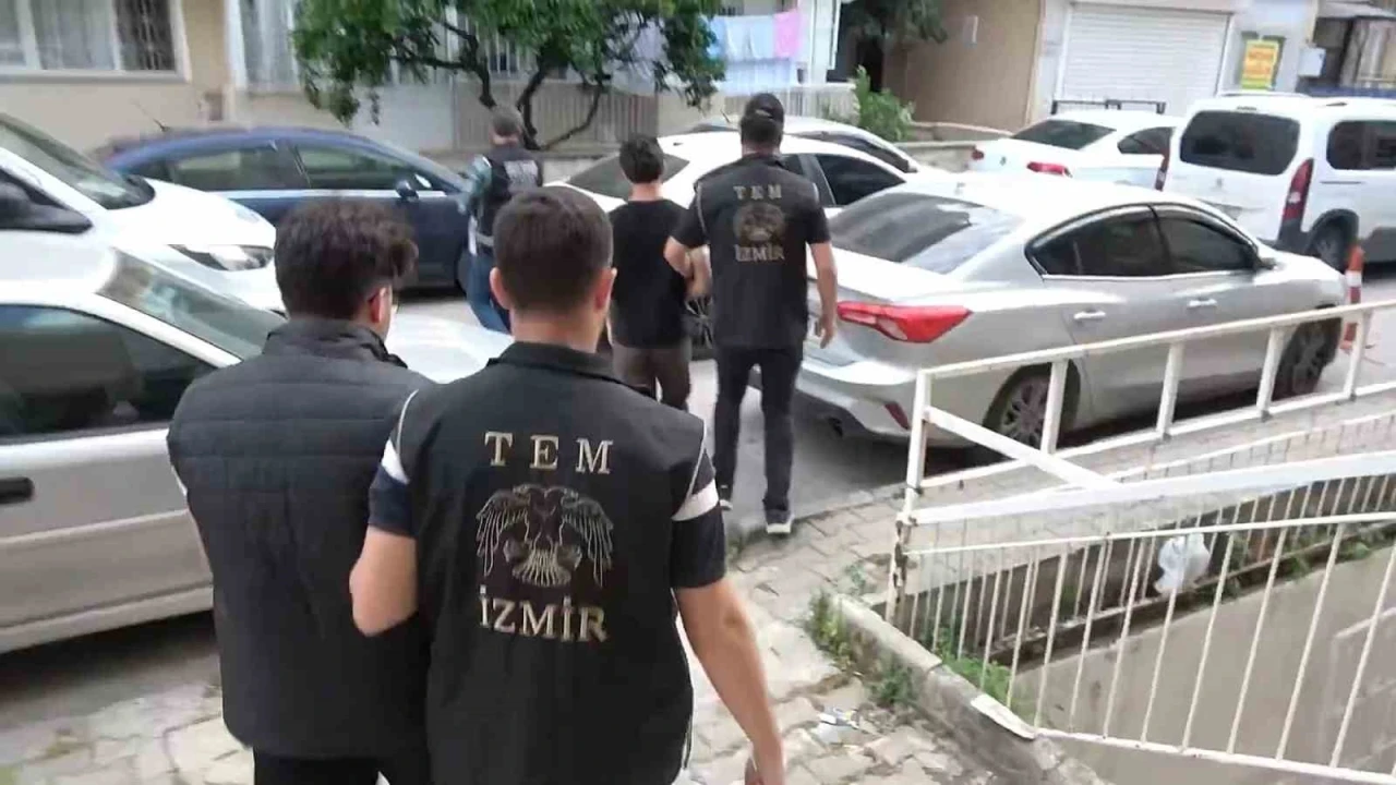 İzmir merkezli 12 ilde FET&Ouml; operasyonu: 80 ş&uuml;pheli yakalandı
