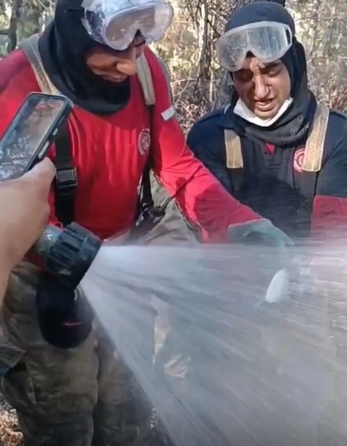İzmir yangınında itfaiyeciler balığı kurtardı
