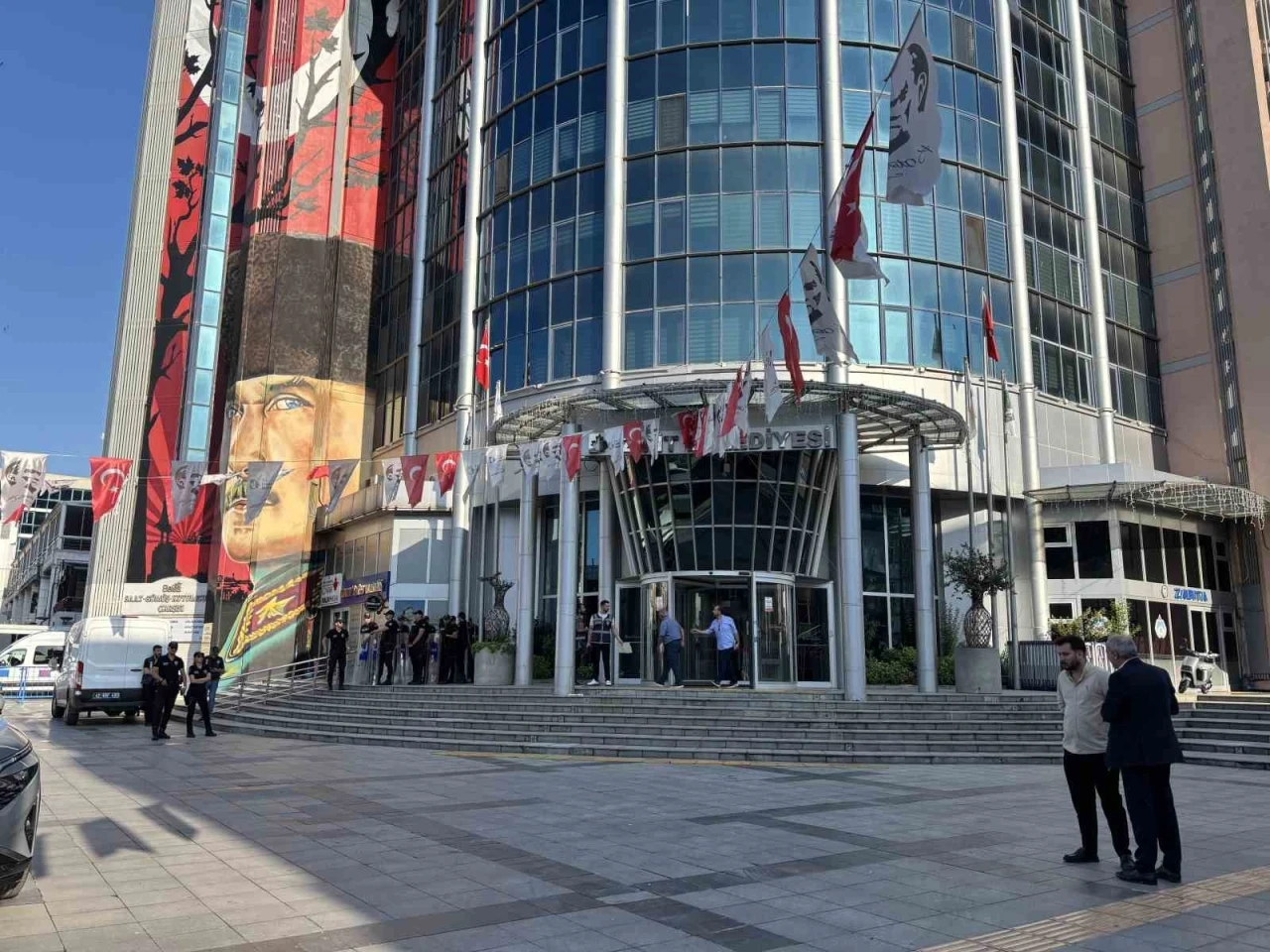 İzmit Belediye Başkanı H&uuml;rriyet ve eşi g&ouml;zaltına alındı
