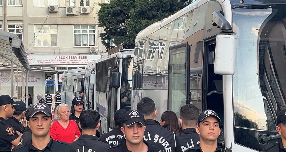 İzmit Belediyesi&rsquo;ne y&ouml;nelik soruşturma kapsamında g&ouml;zaltına alınan ş&uuml;pheliler, İstanbul&rsquo;da sağlık kontrol&uuml;nden ge&ccedil;irildi
