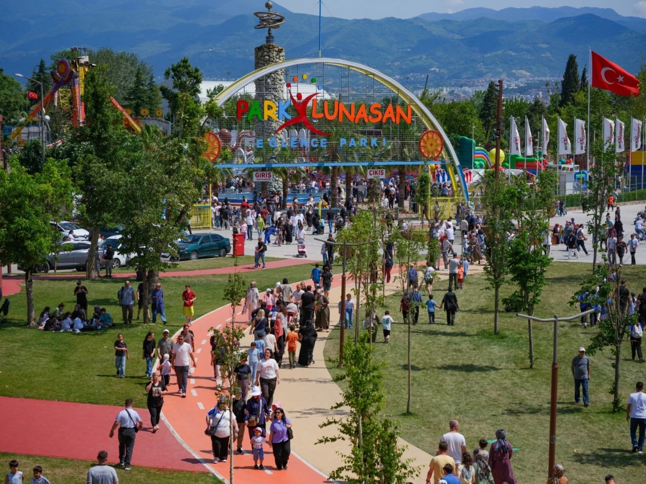 İzmit Millet Bah&ccedil;esi, yeni y&uuml;z&uuml;yle k&uuml;lt&uuml;r, sanat ve eğlencenin kalbi haline geldi
