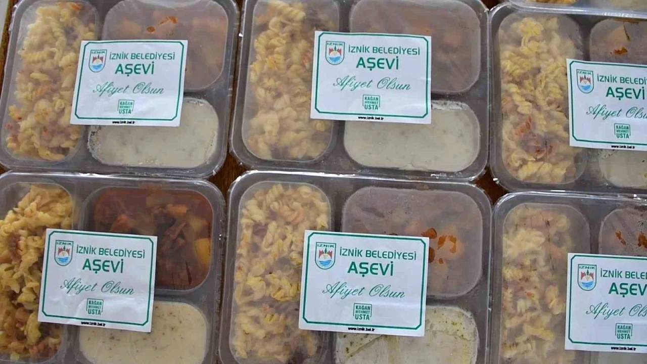İznik Belediyesi&rsquo;nden 365 g&uuml;n sıcak yemek desteği
