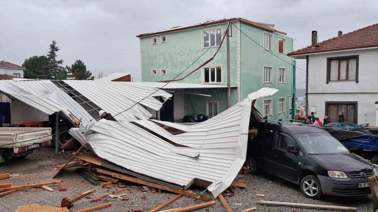 İznik&rsquo;te şiddetli fırtına evin &ccedil;atısını u&ccedil;urdu
