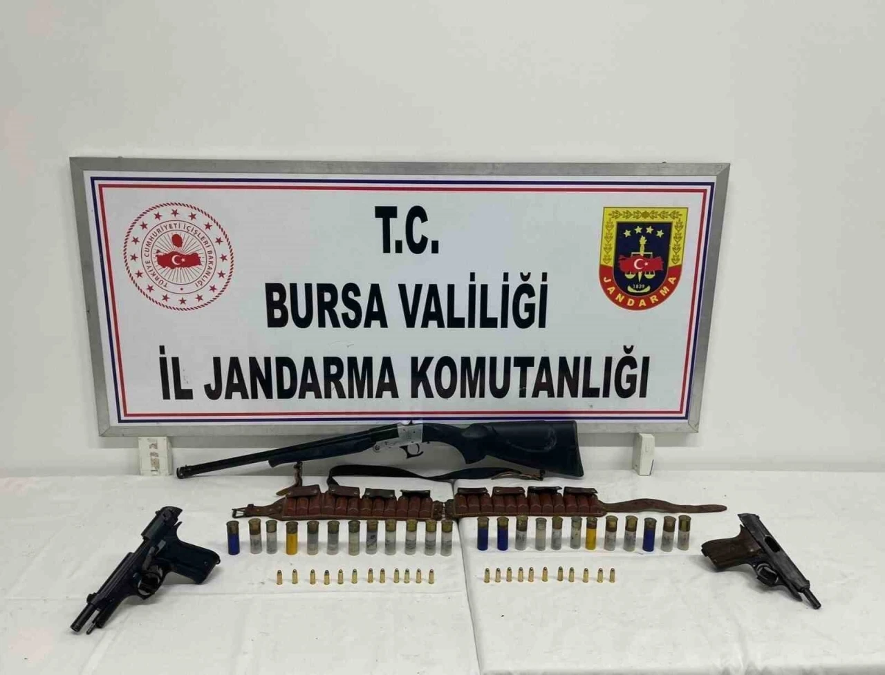 İznik&rsquo;te ş&uuml;phelinin evinden tabanca ve av t&uuml;feği &ccedil;ıktı
