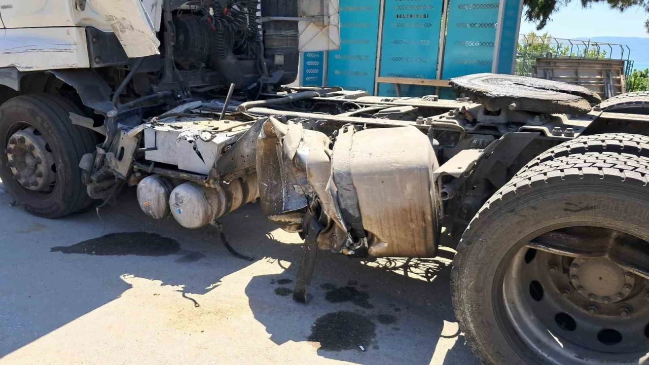 İznik’te tır ile kamyonet çarpıştı: 1 ağır yaralı
